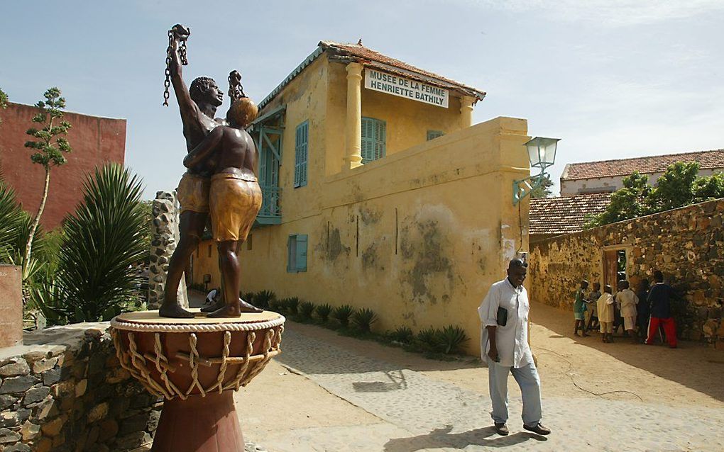 Uganda wil een stokje steken voor het exporteren van 'slavernij'. Foto: slavernijmonument in Senegal. beeld AFP