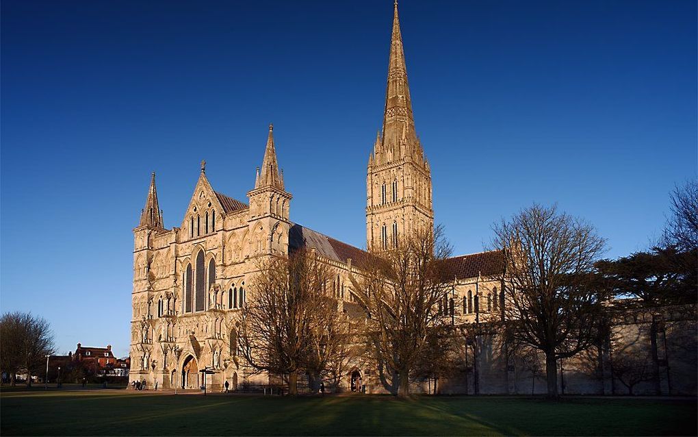 Monteurs klommen naar het weerstation op de top van de toren van de kathedraal van het Engelse Salisbury.  beeld Wikimedia