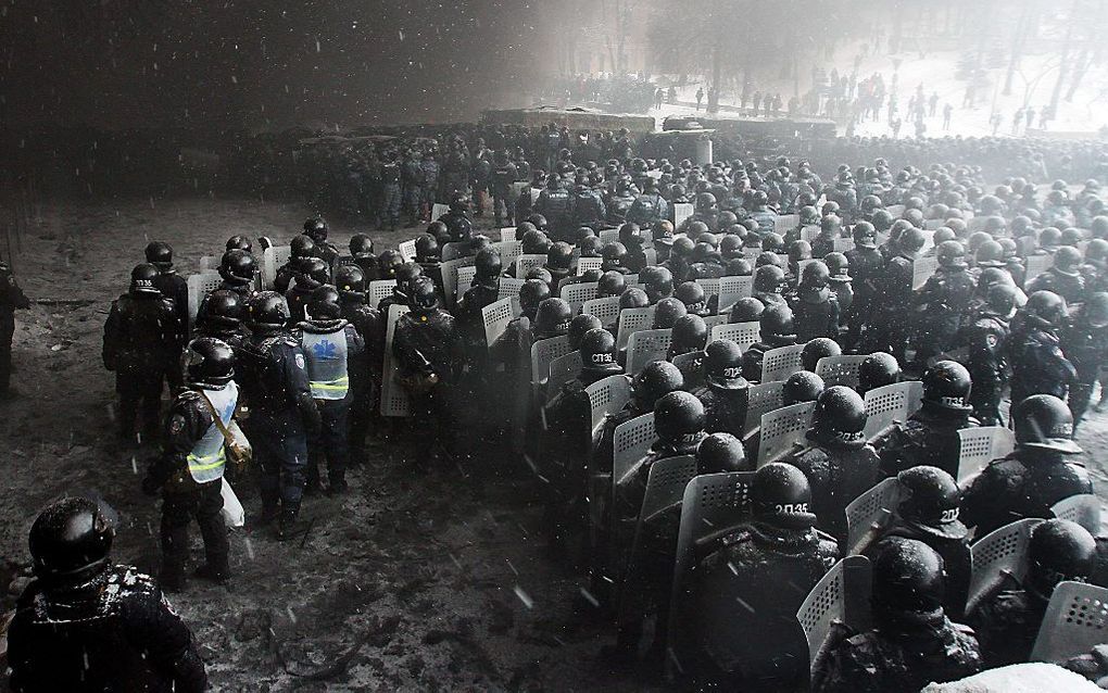 De oproerpolitie in Kiev verzamelt zich om demonstranten terug te dringen. Beeld AFP