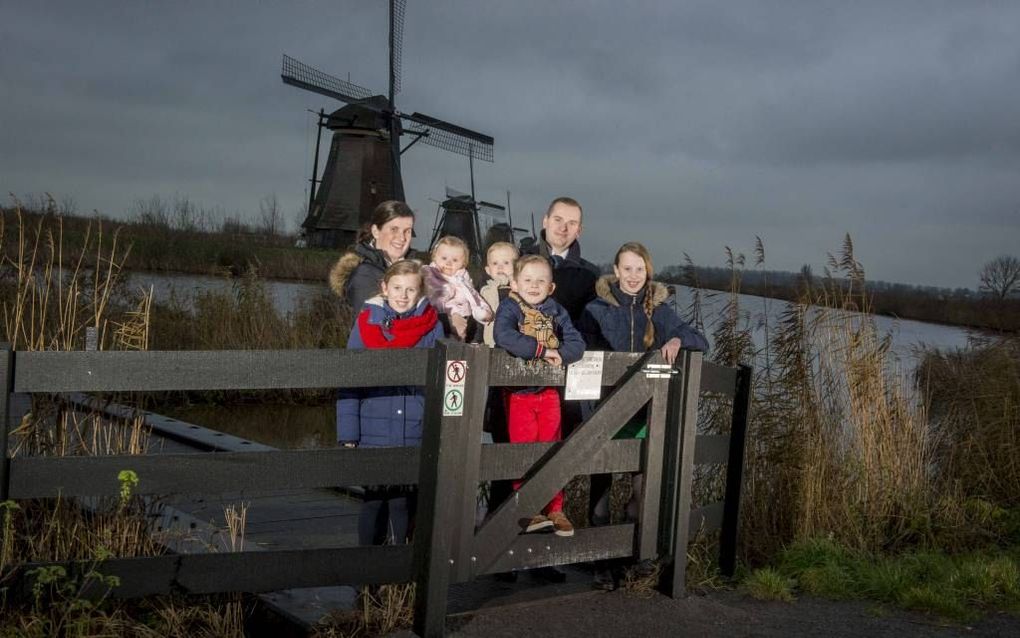 De familie T. M. de Jong bij de molens van Kinderdijk, dicht bij hun huis. Het komende jaar laten ze Nederland achter zich. „De Heere bond de nood van Albanië op mijn hart.” beeld Cees van der Wal