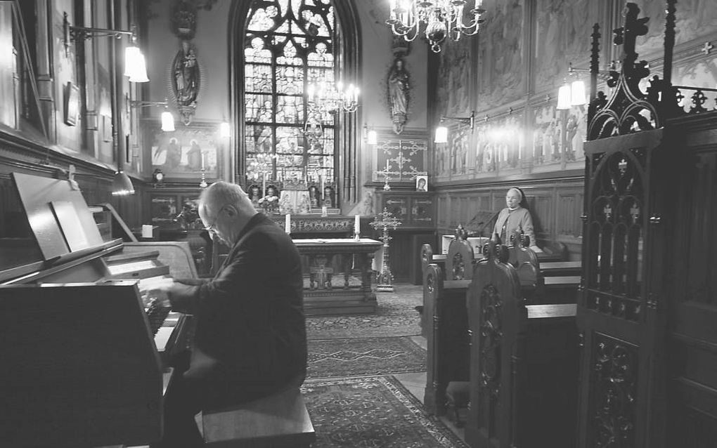 Kardinaal Adrianus Johannes Simonis achter het orgel in de kapel van het aartsbisschoppelijk paleis aan de Utrechtse Maliebaan. Hij speelt elke dag tien minuten. „Meestal iets van Bach. Zijn toccata’s en fuga’s zijn echte muzikale kathedralen.” beeld uit 