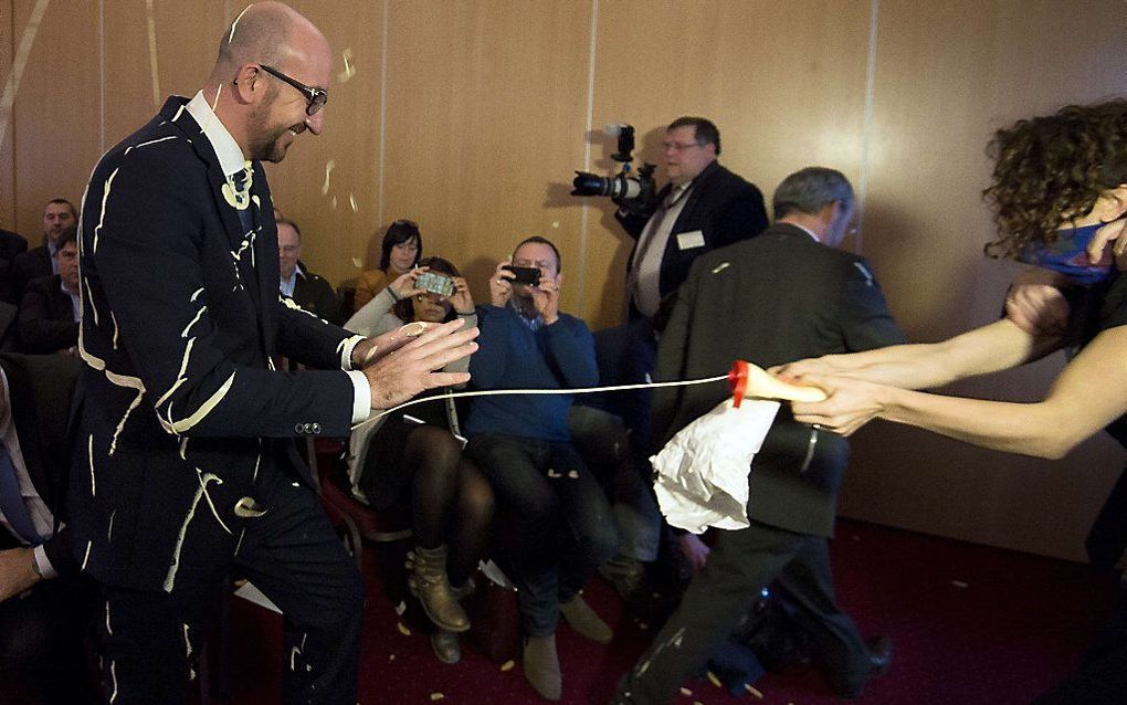 De Belgische premier Charles Michel is in Namen bekogeld met patat met mayonaise. Hij hield daar maandag een toespraak, maar die werd bij aanvang verstoord door de met friet bewapende actievoerders. beeld ANP