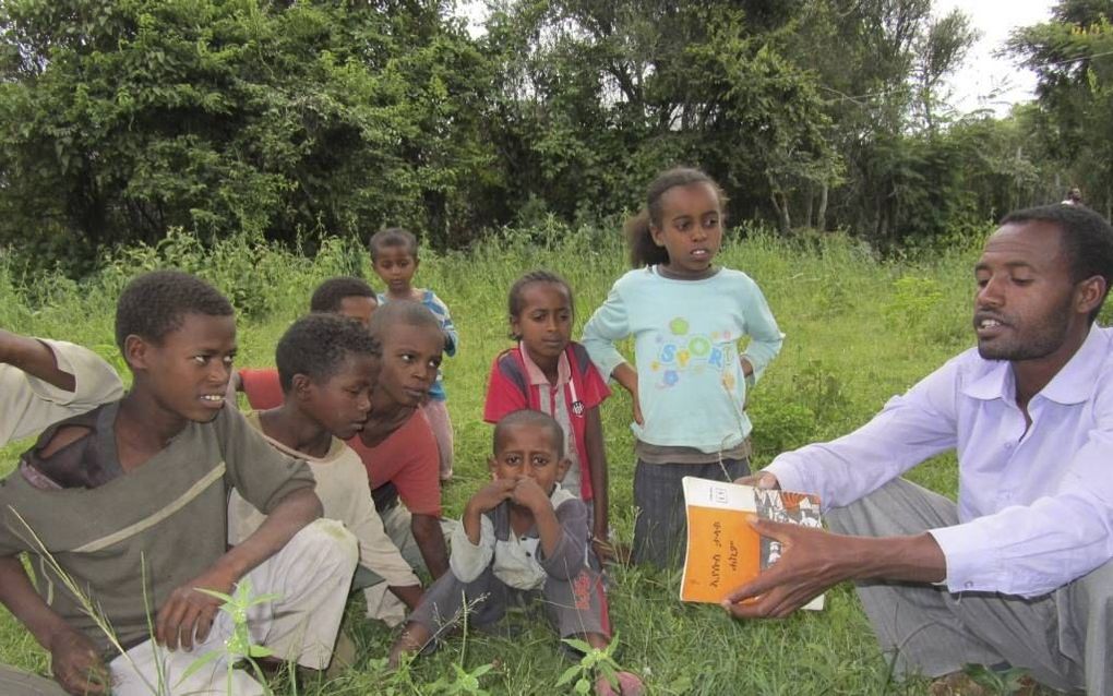 Kinderen in Ethiopië krijgen les uit de Bijbel. beeld Serve India