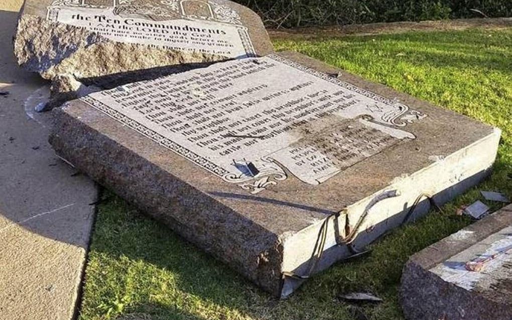 In Oklahoma reed een 29-jarige man op 25 oktober met zijn auto in op een monument met daarop de Tien Geboden (foto). Hij gaf bij zijn aanhouding aan dat hij het object vernielde „omdat satan hem vertelde dat hij dat moest doen.” beeld Oklahoma State