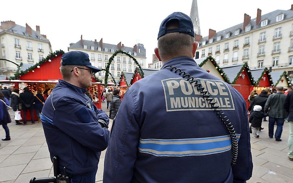 Agenten patrouilleren op een kerstmarkt in Nantes. Beeld AFP