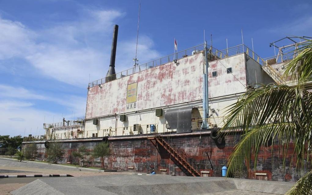 Het reusachtige generatorschip Kapal Apung is bij de tsunami van 2004 kilometers meegesleurd en bleef uiteindelijk in een woonwijk achter. Rond het schip draait de tsunami-industrie op volle toeren. beeld Anton Stolwijk