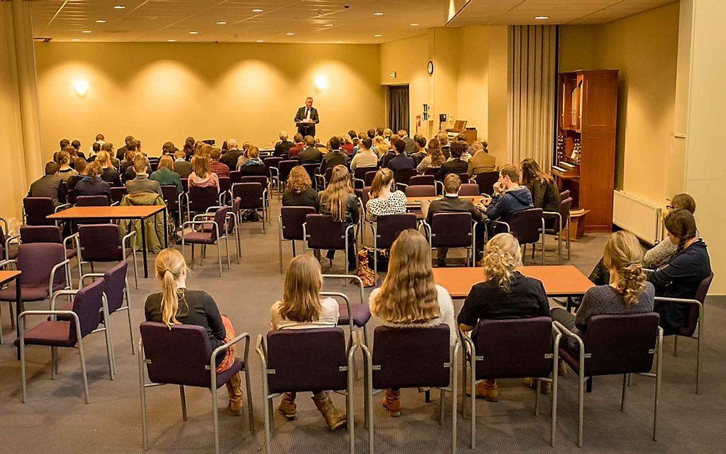 Studentenvereniging Solidamentum hield gisteren in kerkgebouw De Hoeksteen in Barneveld een congres over het jaarthema ”Signa Vitae – Tekenen van leven”. Geschiedenisdocent G. Slootweg sprak over ”Filosofie als uiting van leven”, kunstenaar P. den Hertog 