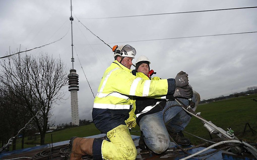 De zendmast bij Lopik als kerstboom. beeld ANP