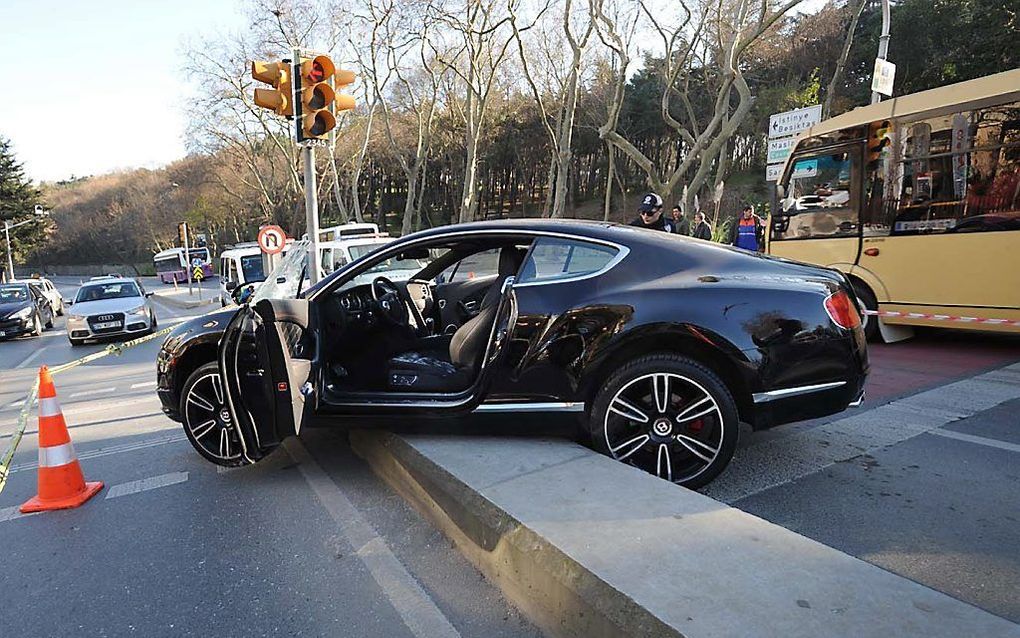 De auto, een luxe Bentley, waarin Ali Akgün (40) zat toen hij woensdag in de Turkse stad Istanbul werd vermoord. beeld ANP