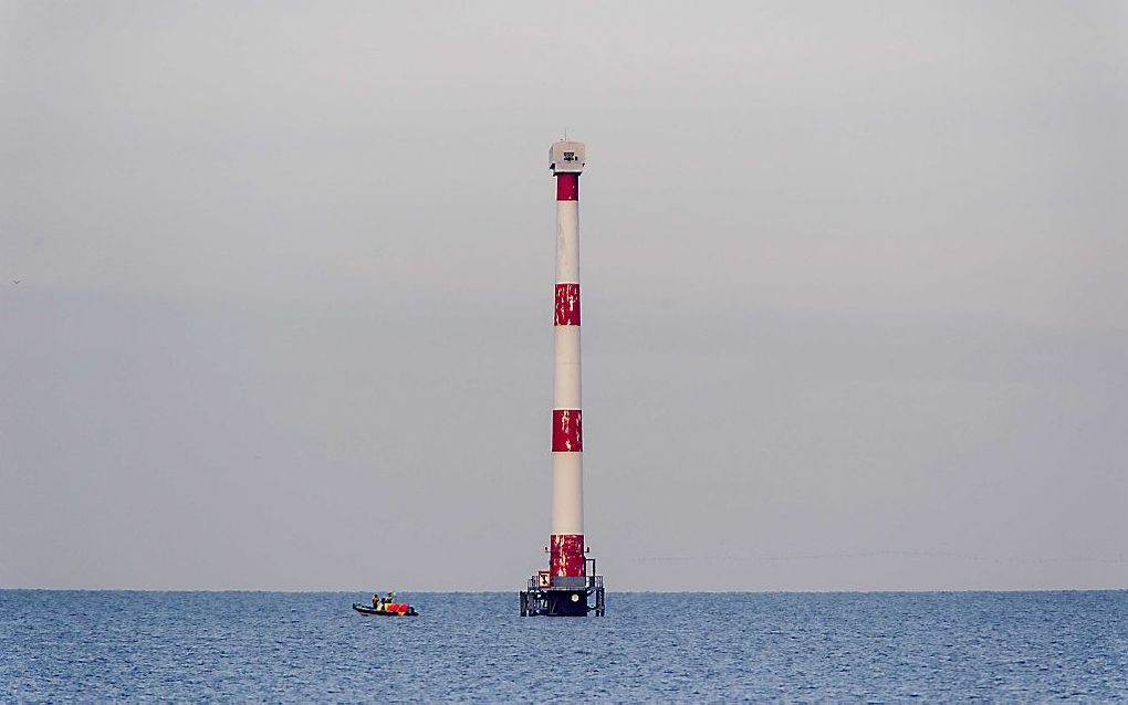 In het IJsselmeer bij Medemblik is een windmolen beide wieken kwijtgeraakt.  beeld ANP