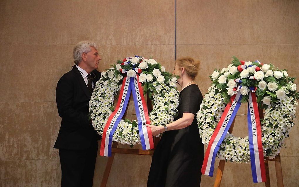 Ambassadeur Joan Boer (L) legt een krans tijdens een tsunamiherdenking van Nederlanders in Phuket. Het Thaise eiland werd zwaar getroffen door de tsunami op tweede kerstdag 2004. beeld ANP