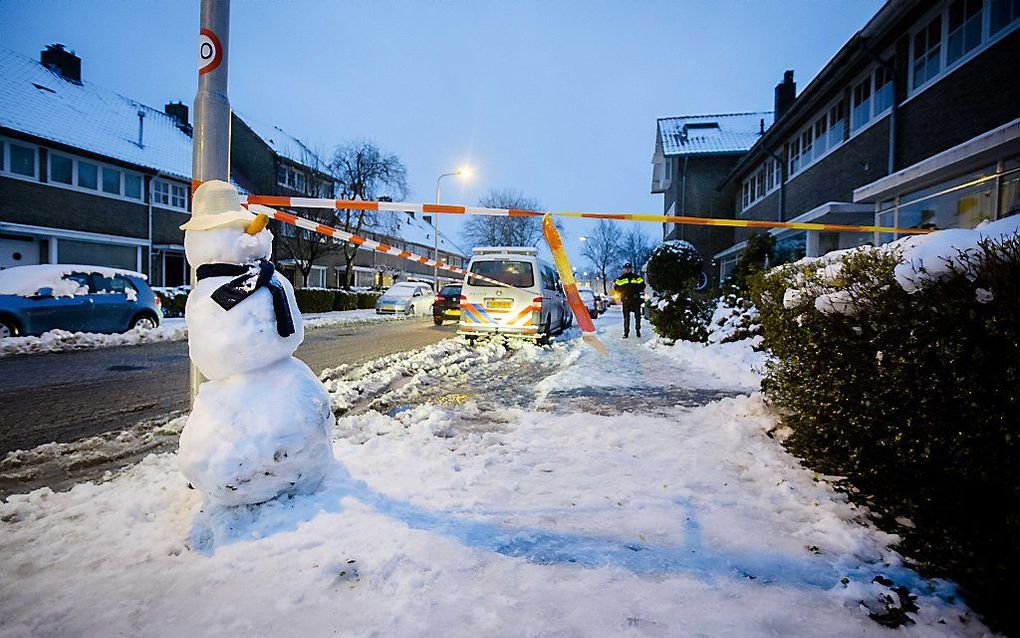 Uit voorzorg zijn in Tilburg vijftien huizen ontruimd, omdat het dak van  een aangrenzend winkelcentrum dreigt in te storten als gevolg van de zware sneeuwval.  beeld ANP