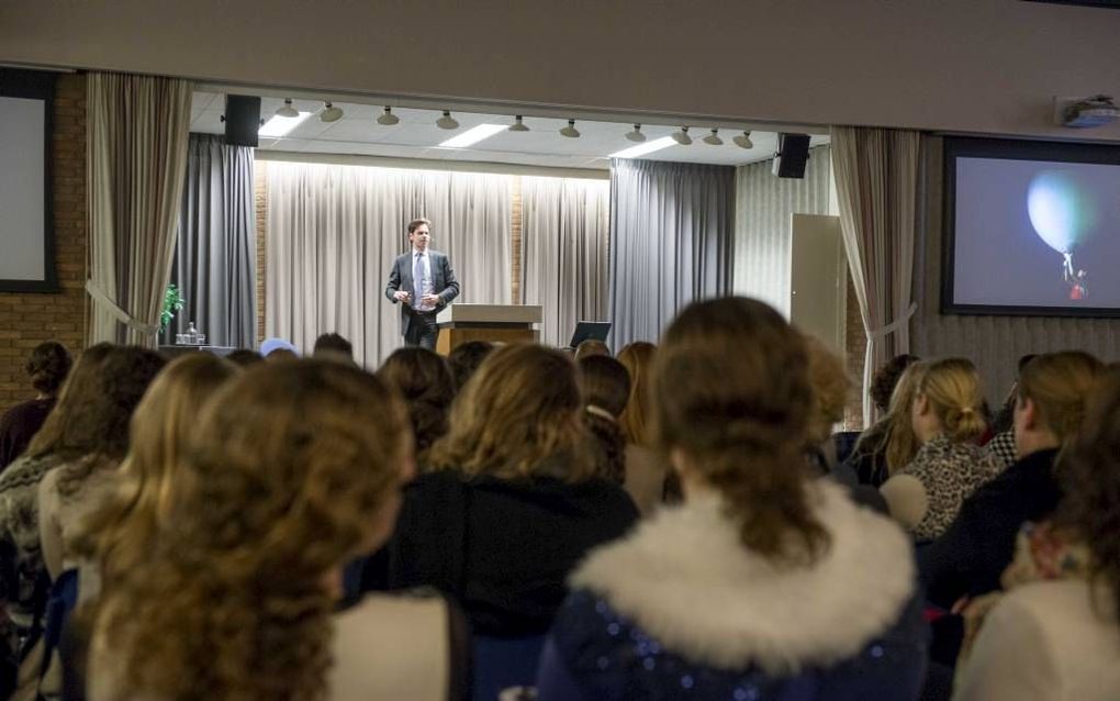 HARDINXVELD-GIESSENDAM. Ruim honderd jongeren woonden zaterdag een avond bij van de Kom Ook-Groep waar Richard Groenenboom van Stichting De Ondergrondse Kerk over christenen in Noord-Korea sprak.  beeld Cees van der Wal