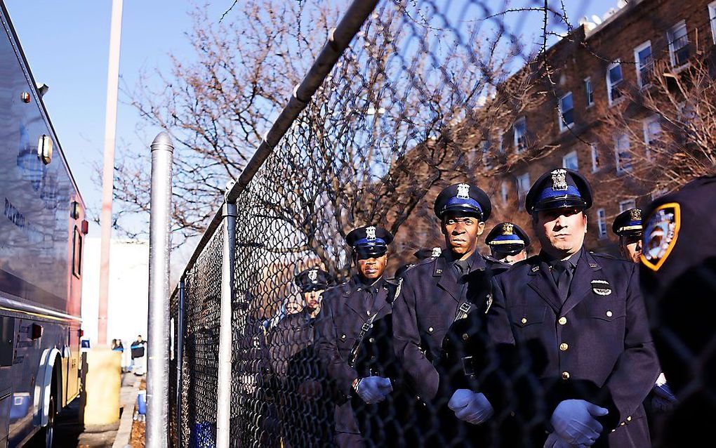 NEW YORK. Politieagenten uit heel de VS  woonden zaterdag de begrafenis bij van twee collega's die bij arrestatie-acties werden vermoord. beeld AFP