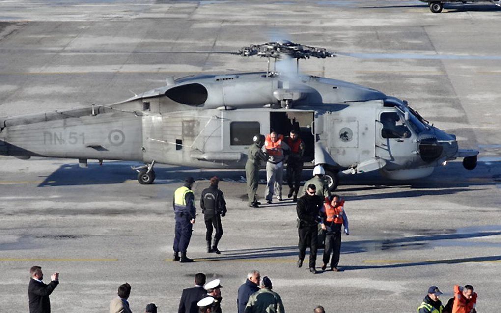 Meer dan 360 passagiers zijn van de rokende veerboot Norman Atlantic afgehaald. beeld EPA