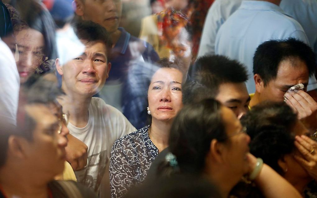 Familieleden van de inzittenden van het verdwenen vliegtuig van AirAsia, vlucht QZ8501. beeld EPA