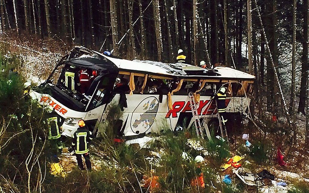 Een ongeluk met een bus op de A4 in Duitsland heeft zeker twee mensenlevens geëist.  beeld EPA