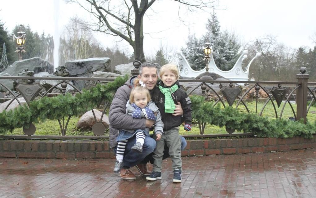 Danny van Brenk met zoon Floris (3) en dochter Isabelle (1). Van Brenk beleefde een intensief jaar door een ernstige vorm van kanker. beeld Charlotte van Brenk