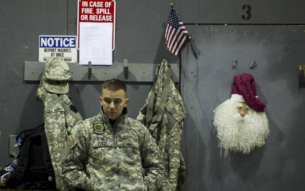 KOSOVO. Een Amerikaanse soldaat wacht op transport in Kosovo. De Balkan is een van de regio's waar langdurig verblijf van onder meer Amerikaanse soldaten wel mogelijk is.  Deskundigen bepleiten iets dergelijks in Irak en Afghanistan.  beeld AFP