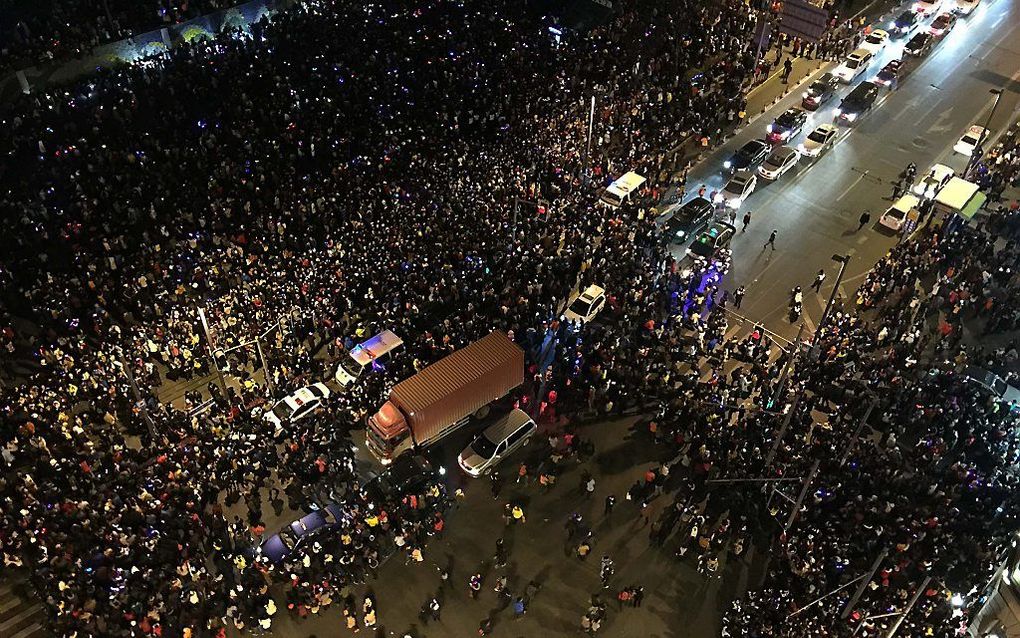 In de Chinese stad Shanghai zijn tijdens een nieuwjaarsviering 35 doden en 43 gewonden gevallen door gedrang in een mensenmenigte. Dat kwam vermoedelijk doordat mensen geld wilden oprapen dat uit een gebouw werd gegooid. Het geld bleek nep te zijn. beeld 