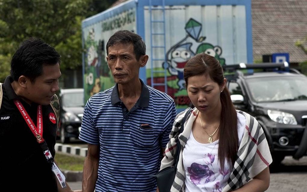 SURABAYA. Nabestaanden van slachtoffers van de vliegramp in Indonesië verlieten gisteren de plek waar slachtoffers worden geïdentificeerd. beeld AFP