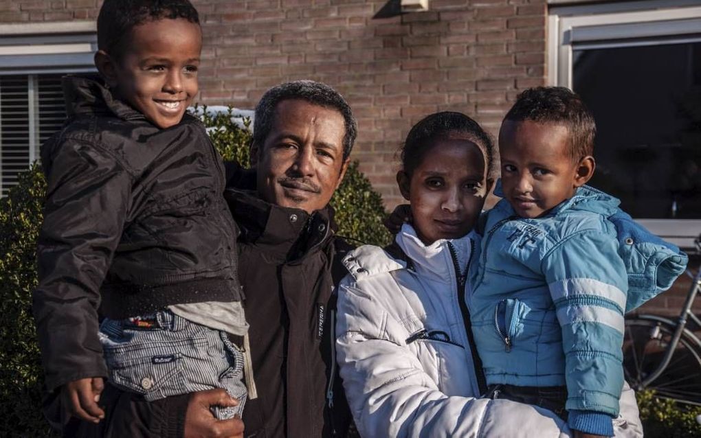 Neguse, uit Eritrea, woont sinds 6 oktober weer samen met zijn gezin in Baarle-Nassau. Zijn vrouw en kinderen deden in drie jaar vijf vluchtpogingen; de zesde slaagde.  Foto Maurits Reijnoudt