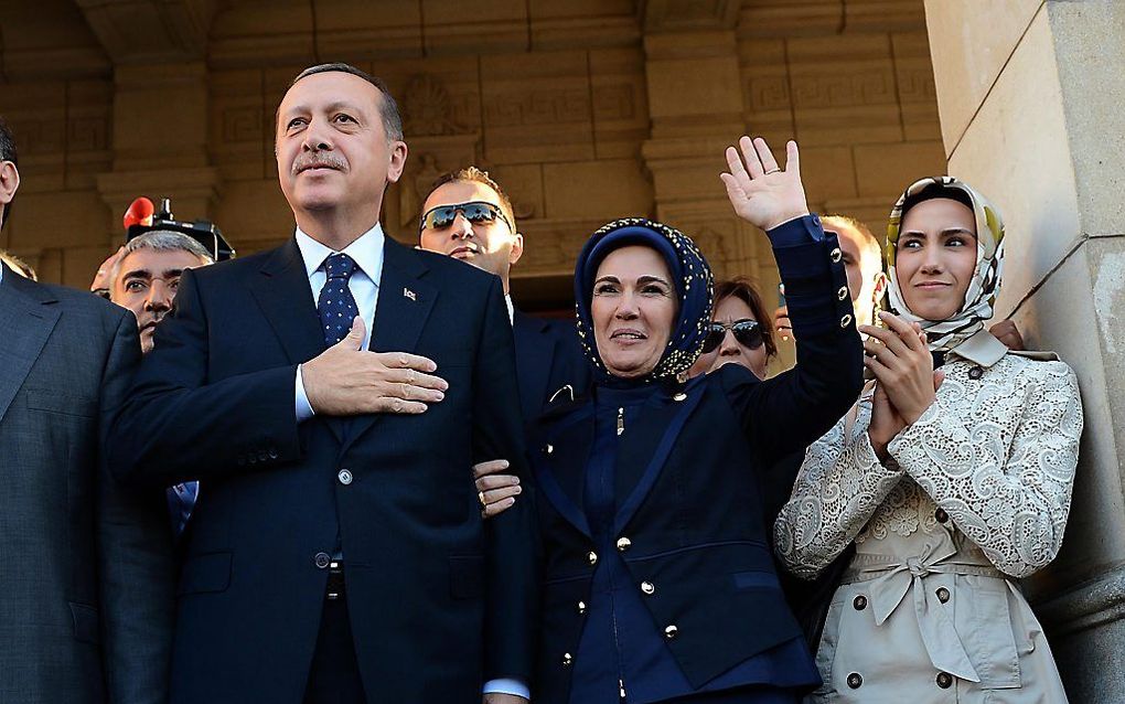 De Turkse president Recep Tayyip Erdogan, zijn vrouw (m.) en zijn dochter Sumeyye (r.) beeld EPA