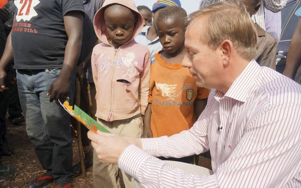 SGP-leider Van der Staaij spreekt met kinderen uit een dorp dat getroffen werd door aanvallen van Boko Haram. Beeld SGP, Arnoud Proos.