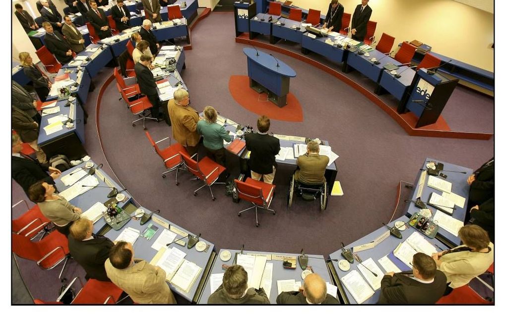 De gemeenteraad van Ede hoort maandelijks het ambtsgebed voorafgaand aan de vergadering staande aan. beeld RD, Henk Visscher