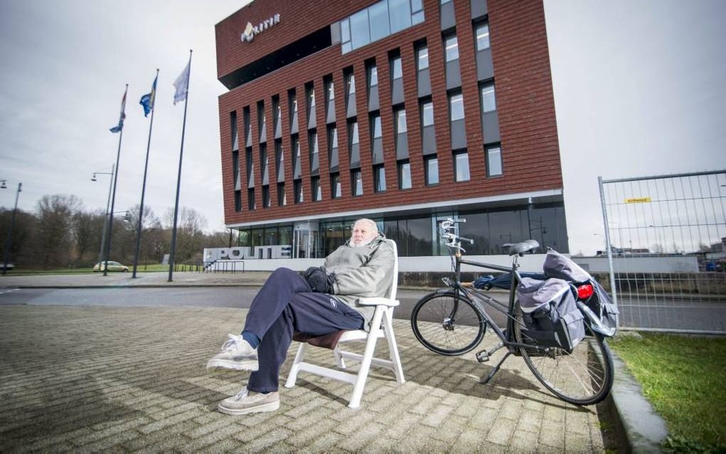 Piet van den Berg (71) uit Dordrecht protesteert dagelijks voor het politiebureau. beeld Cees van der Wal