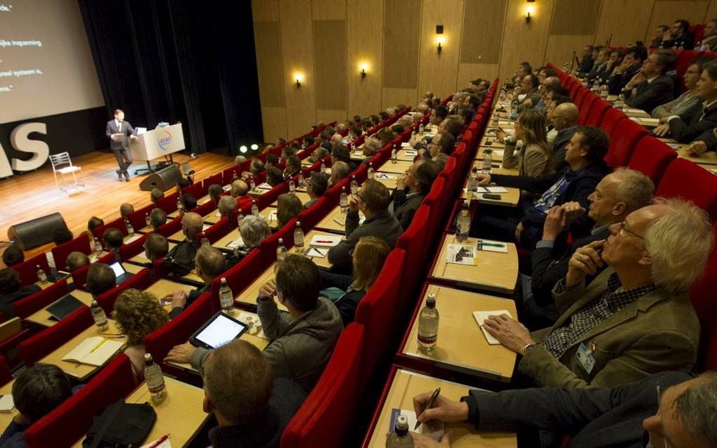 Predikanten en voorgangers luisteren naar Tiggelaar. beeld RD, Anton Dommerholt