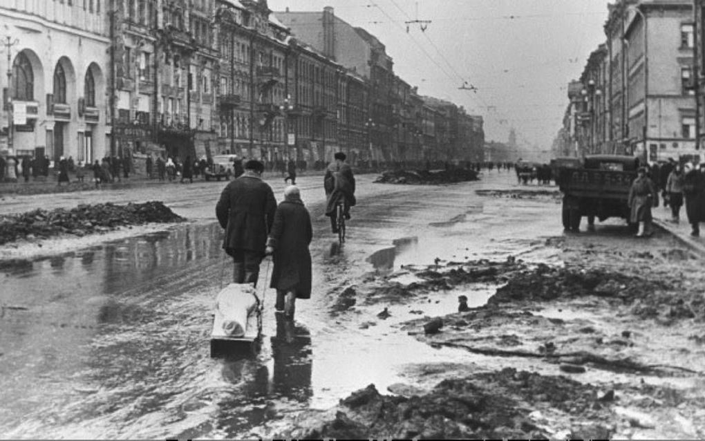 Duitse troepen sloten Leningrad in september 1941 bijna hermetisch van de buitenwereld af, zodat er mondjesmaat voedsel meer de stad binnenkwam. De mensen verhongerden letterlijk. Foto Wikimedia