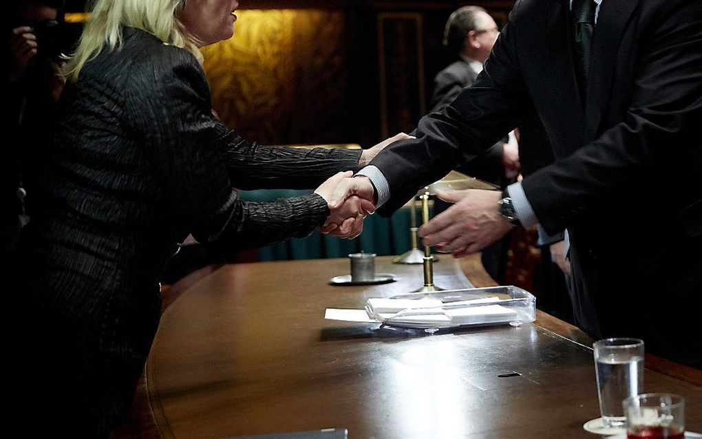 PvdA-senator Ruud Koole schudt minister Jet Bussemaker de hand na afloop van de stemming in de Eerste Kamer over het leenstelsel. Een meerderheid van de Senaat steunde het wetsvoorstel van minister Jet Bussemaker van Onderwijs. beeld ANP