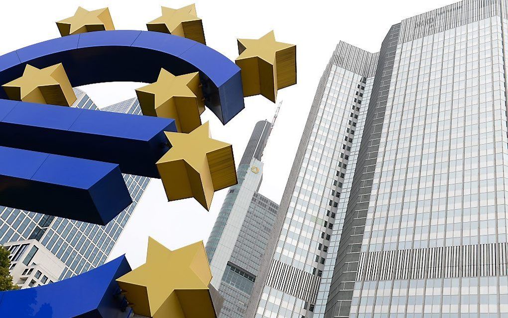 Het gebouw van de Commerzbank (m.) tussen het logo en het onderkomen van de ECB. beeld EPA