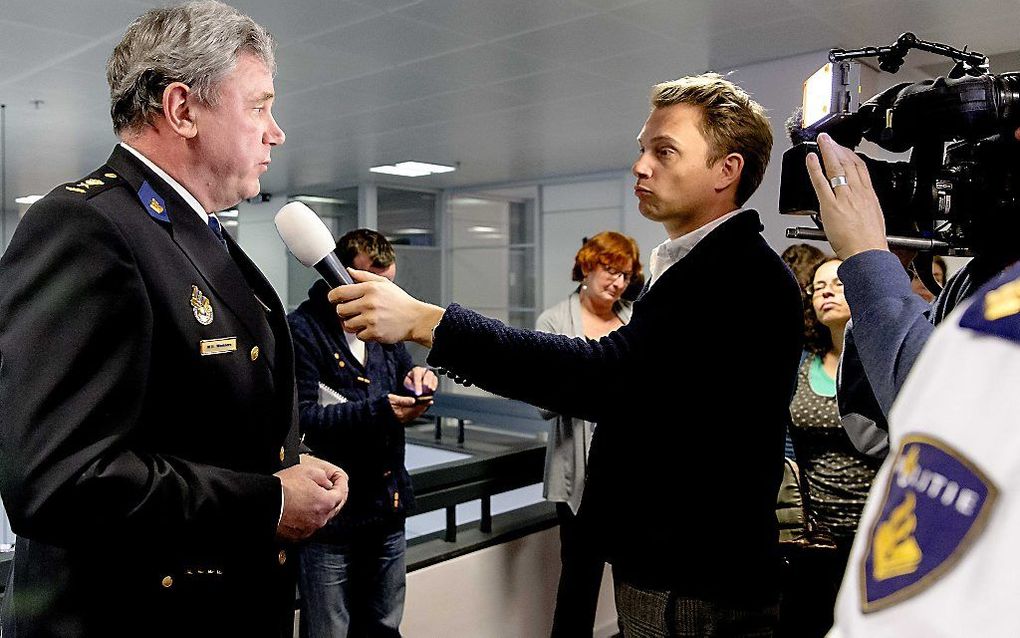 Woelders (L), politiechef Midden Nederland, spreekt met de pers na een persconferentie over nieuwe ontwikkelingen in de zaak-Borst. beeld ANP