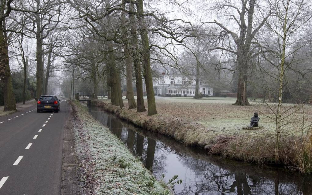 In het Utrechtse dorp Groenekan, met rechts landhuis Voordaan, wemelt het van de sociale en culturele activiteiten. Maar de oorspronkelijke bevolking, kerkelijk meelevenden en boeren, mengt het minder goed.  beeld RD, Anton Dommerholt