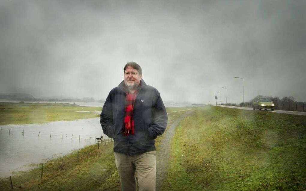 Frank Bolder op de dijk bij Ochten: „Als deze dijk in 1995 was doorgebroken, had in het Rivierenland een gebied zo groot als de provincie Utrecht onder water gestaan.” Foto RD, Henk Visscher