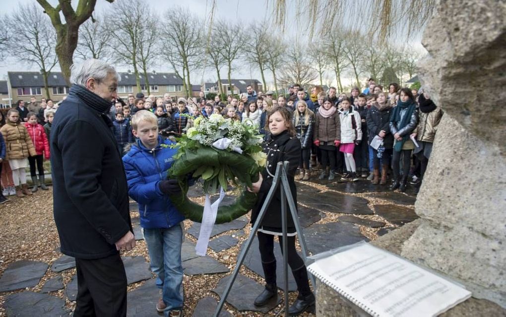 Belangstellenden van alle leeftijden tijdens de jaarlijkse herdenking van de watersnood van 1953 in het zwaargetroffen Nieuwerkerk. Onder toeziend oog van de dorpsraadvoorzitter plaatsten schoolkinderen zaterdagmorgen een krans bij het watersnoodmonument 