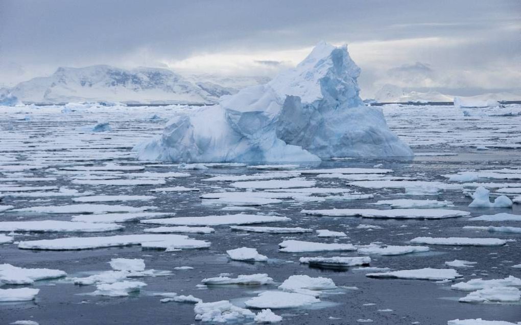 Afgelopen jaar werd een recordhoeveelheid zee-ijs gemeten rond Antarctica. Tegen het einde van het winterseizoen bereikte dat een oppervlakte van ruim 20 miljoen vierkante kilometer. Onderzoekers denken dat dit fenomeen een indirect gevolg is van het afsm