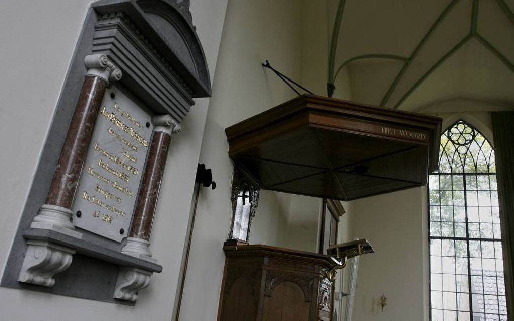 GARDEREN. In de hervormde kerk van Garderen hangt een plaquette ter ere van de Veluwse kerkhervormer Jan Gerritszoon Versteghe. beeld RD