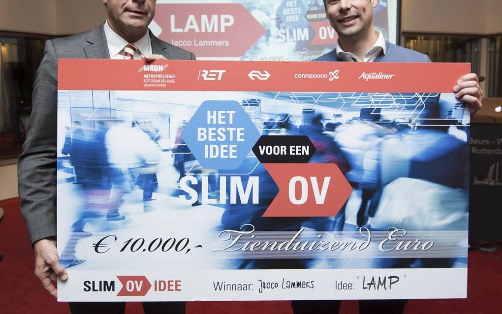 ROTTERDAM. Winnaar Jacco Lammers (rechts) en Pex Langenberg, wethouder Mobiliteit van Rotterdam en tevens voorzitter van de Vervoersautoriteit Metropoolregio Rotterdam Den Haag. beeld MRDH, Hans Tak