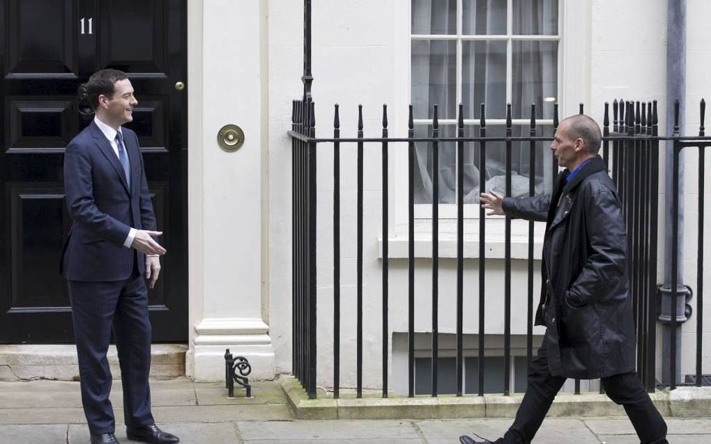 Varoufakis (r.) en zijn Britse collega Osborne (l.) beeld AFP