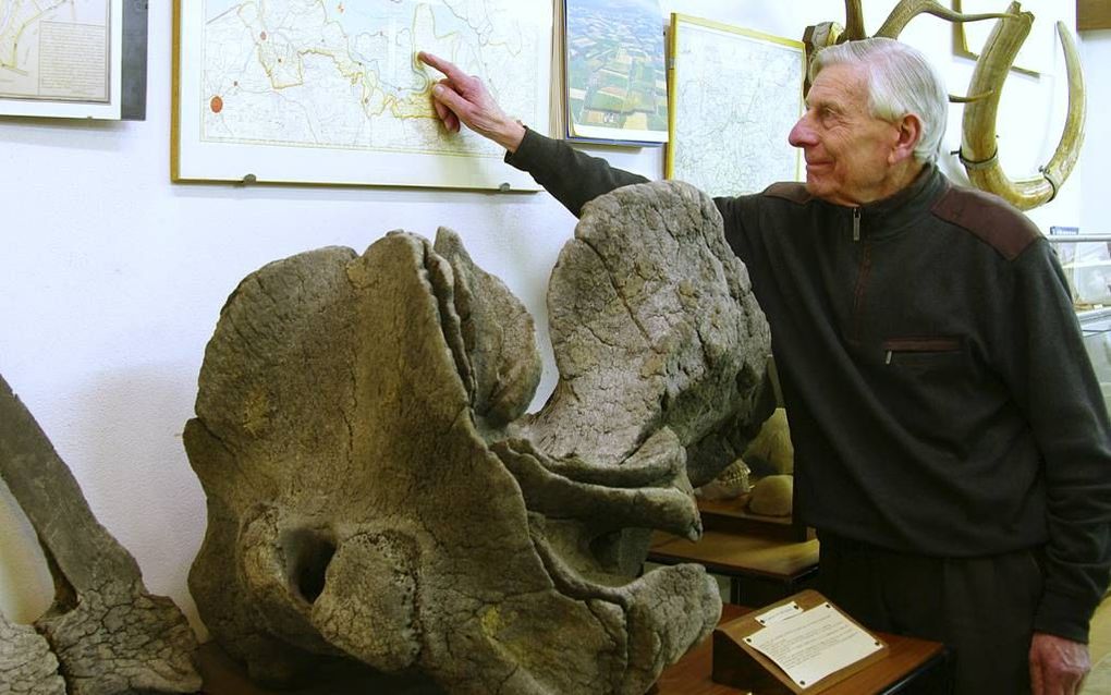 De bejaarde loodgieter De Zeeuw in zijn Schelpenmuseum in Zaamslag. beeld Jan Dirk van Scheyen