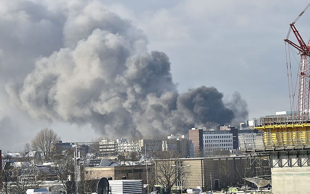 In een pand van bloedvoorziening Sanquin in Leiden woedt donderdagochtend een grote brand. De brandweer meldt dat het pand, dat in de buurt ligt van het Leids Universitair Medisch Centrum, is ontruimd. beeld ANP