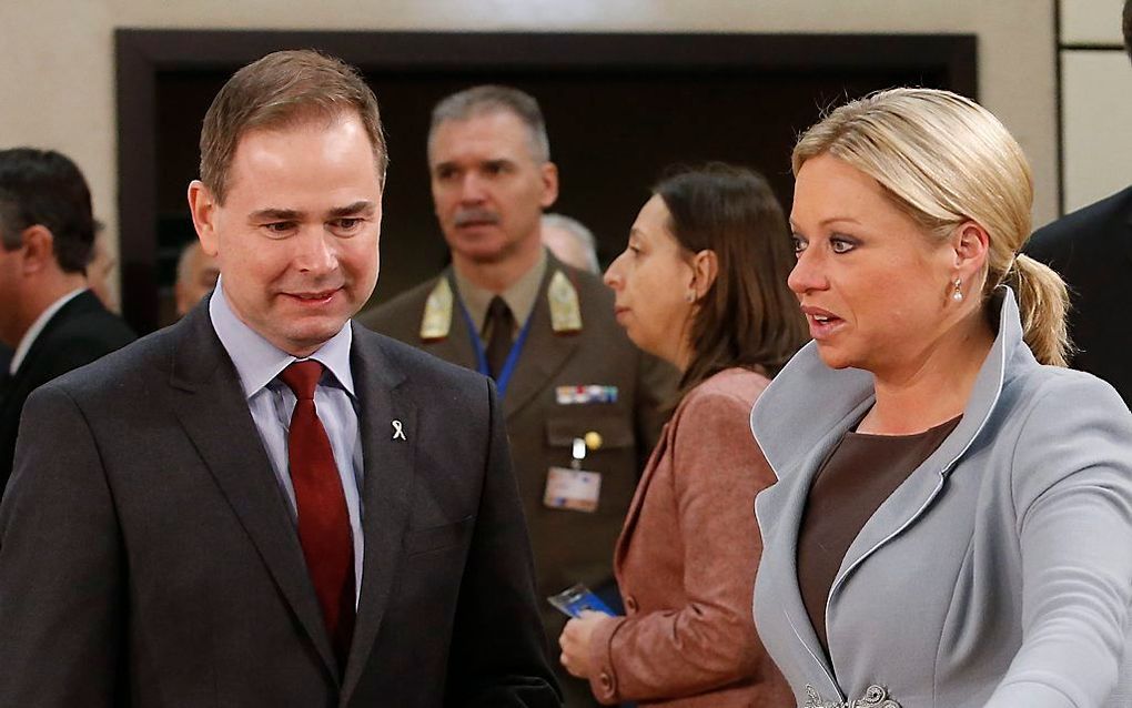 Minister Hennis-Plasschaert met de Deense minister van Defensie in Brussel. Beeld EPA