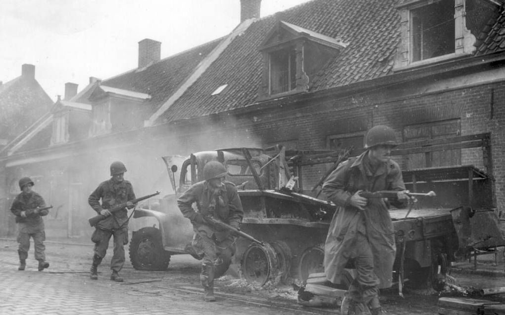 Geallieerde soldaten in de Hoogstraat in Veghel. Het Rijnlandoffensief was het begin van de bevrijding van Nederland. beeld liberationroute.com