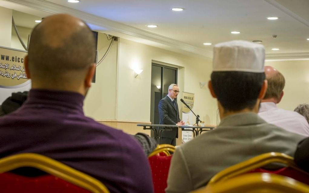 Integratiedebat in Rotterdamse Essalammoskee. Achter de microfoon conservatief publicist Bart Jan Spruyt. beeld Cees van der Wal