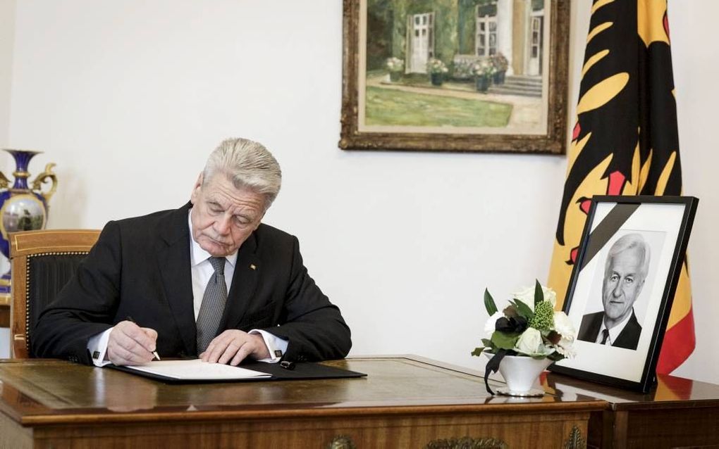 De Duitse president Joachim Gauck (l.) tekende deze week het condoleanceregister voor de zaterdag overleden oud-president Richard von Weizsäcker, in Berlijn. Beeld EPA