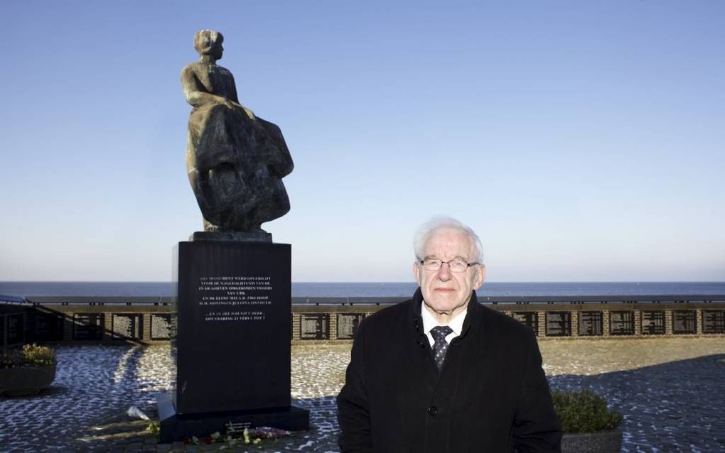 Oud-visser Klaas Kramer bij het Urker vissersmonument. beeld Dick Vos