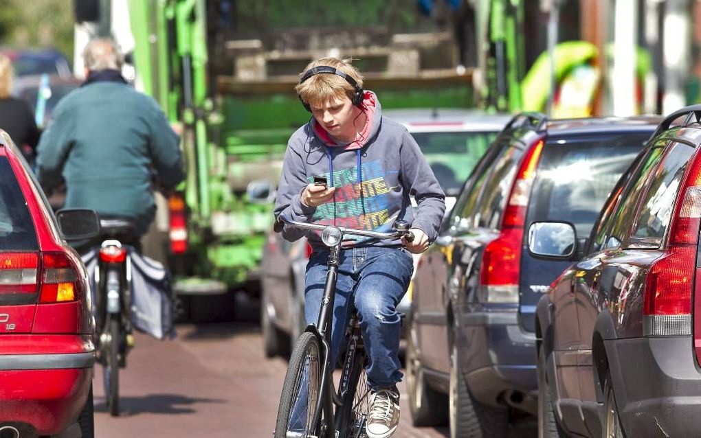 Smartphonegebruik tijdens het fietsen vergroot de kans op een ongeval met 40 procent. Toch wil minister Schultz van Infrastructuur (VVD) het appen op de fiets niet verbieden. beeld ANP